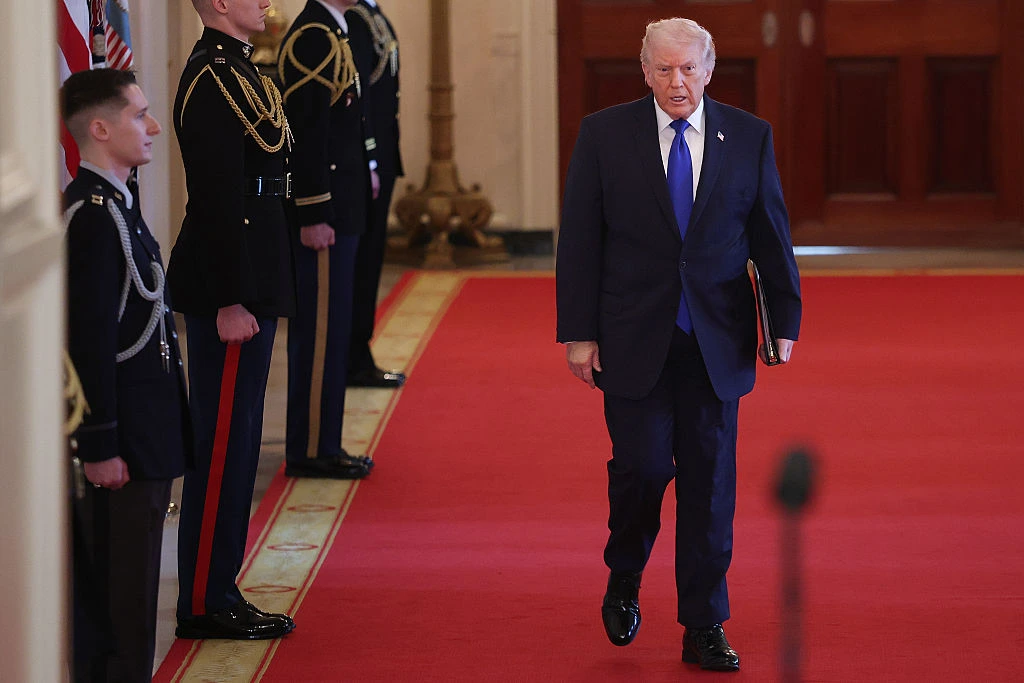 ‘When Your GPS and Your Legs Aren’t Speaking’: Trump’s Crooked Walk at White House Event Sparks Panic After Cameras Catch His Sudden Reach for Support