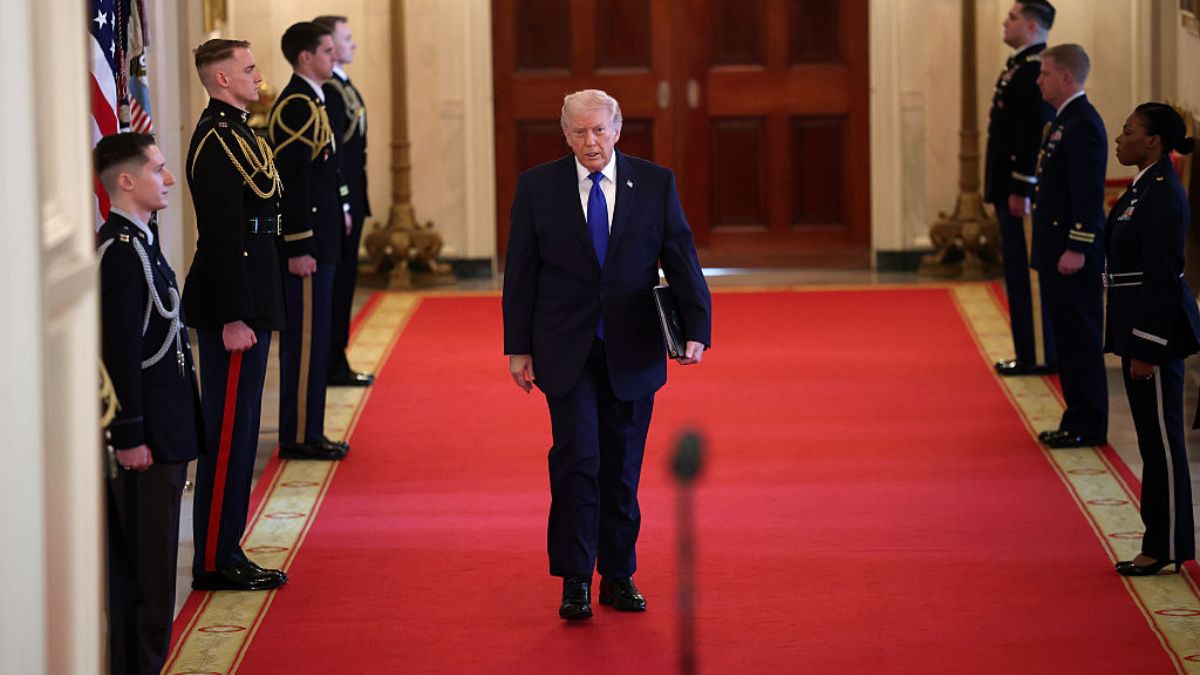 ‘Did He Put on Black Face?’: Trump Doesn’t Get the Hero’s Welcome He Expected — Breaks Into That Familiar Dance to Fill the Silence, Then Pulls a Move That Leaves the Room Frozen in Disbelief