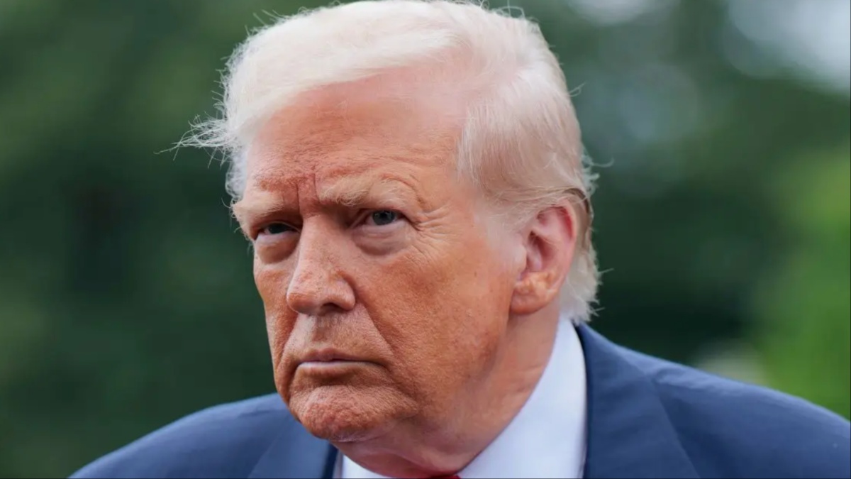 ‘Holding on for Dear Life’: Trump Struggles to Climb Plane Stairs on His Own Before a Man in Uniform Rushes In as Viewers Zoom In on One Troubling Detail