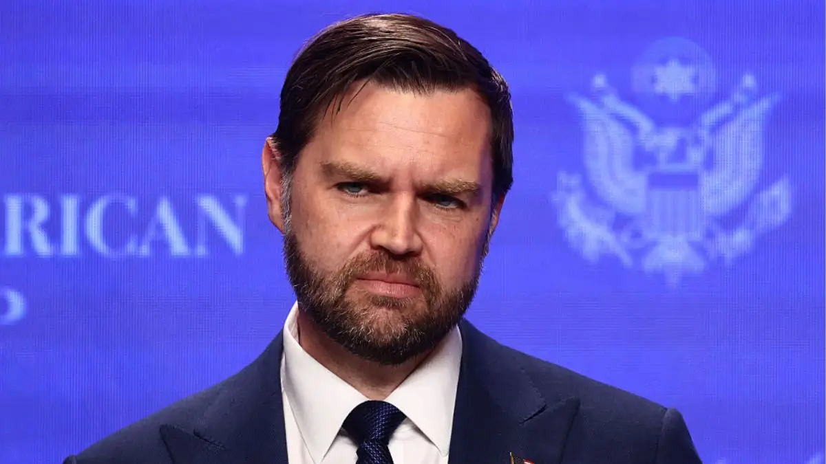 ‘What Is Uh?’: JD Vance Freezes Up and Stumbles Reading as Awkward Silence Follows, Then He Gets Booed the Moment He Turns Into His Boss