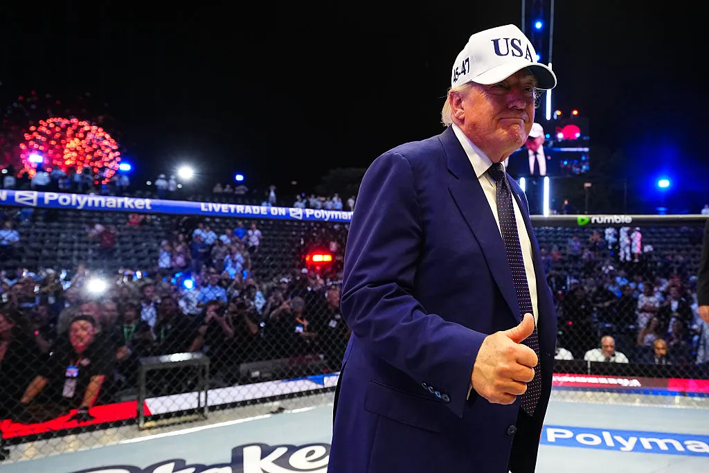 ‘Uh …Embarrassing’: Trump Didn’t Expect This White House Moment to Go Viral — Then Cameras Caught a Strained Scene Behind the Cage