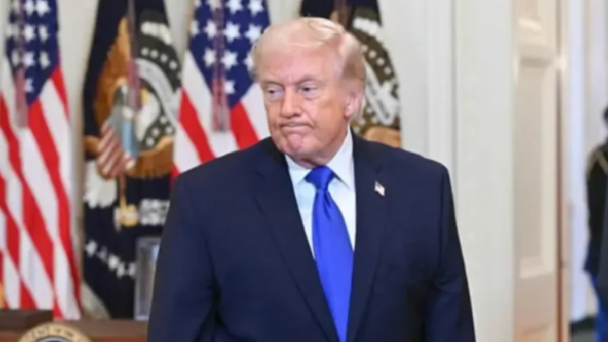 ‘Knowing Left From Right Is Hard’: Trump Gets Lost on Stage, Then Stands There in a Panic as Someone Comes to His Rescue