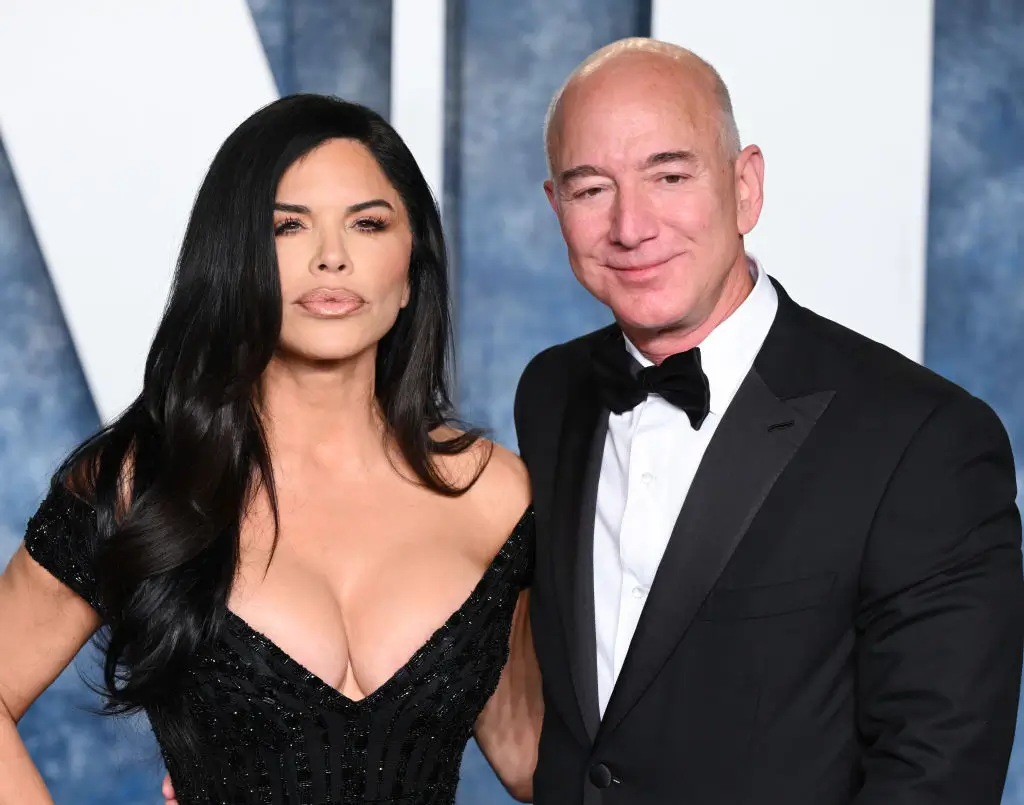 BEVERLY HILLS, CALIFORNIA - MARCH 12: Lauren Sanchez (L) and Jeff Bezos attend the 2023 Vanity Fair Oscar Party hosted by Radhika Jones at Wallis Annenberg Center for the Performing Arts on March 12, 2023 in Beverly Hills, California. (Photo by Karwai Tang/WireImage)