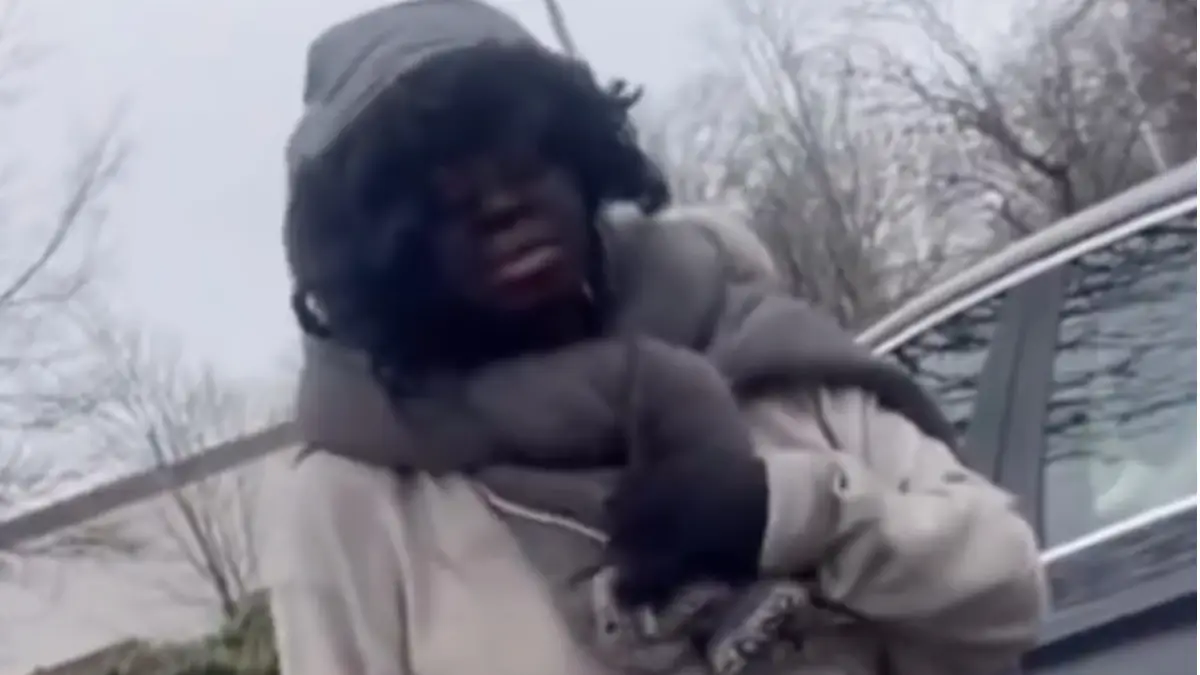 Shopper Confronts Georgia Woman with Black Paint on Her Face Begging for Cash — Then Spots the Car She’s Driving