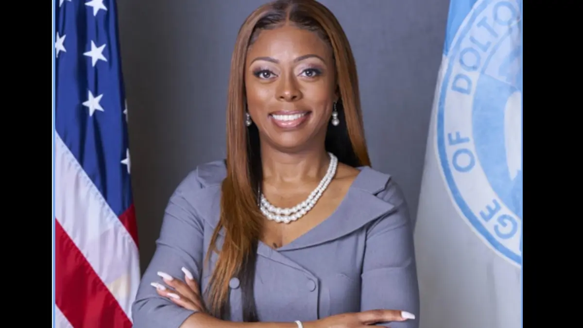 : Scandal-Plagued Illinois Mayor Loses Shoe, Allegedly Her Wig After She Helps Boyfriend Attack Activist Who Calls Her a 'B--ch' During Town Board Meeting