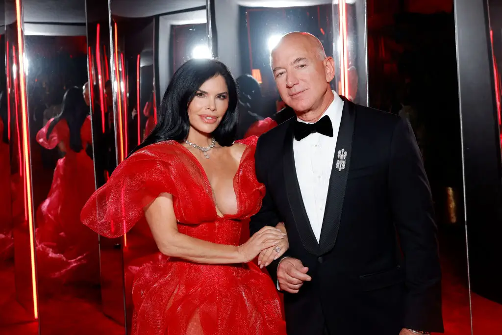 BEVERLY HILLS, CALIFORNIA - MARCH 10: EXCLUSIVE ACCESS, SPECIAL RATES APPLY. (L-R) Lauren Sánchez and Jeff Bezos attend the 2024 Vanity Fair Oscar Party Hosted By Radhika Jones at Wallis Annenberg Center for the Performing Arts on March 10, 2024 in Beverly Hills, California. (Photo by Stefanie Keenan/VF24/WireImage for Vanity Fair )
