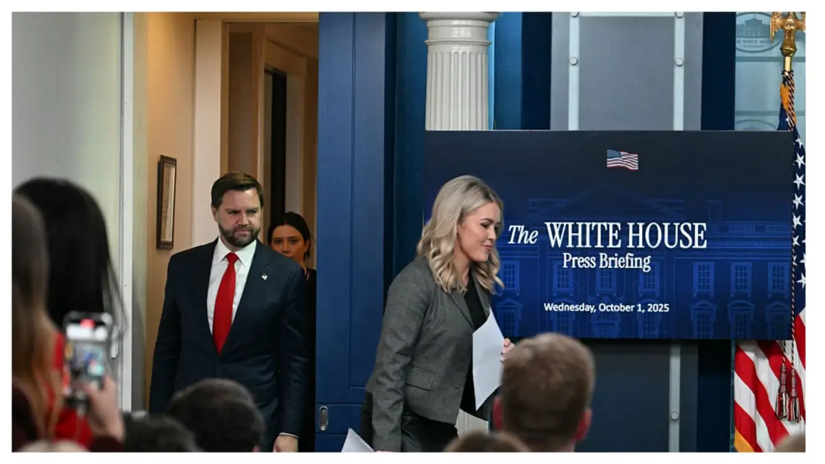 JD Vance Suddenly Stuck Between Trump and Karoline Leavitt as a Presser Moment Caught on Camera Sends the White House Into a Full-Blown Meltdown