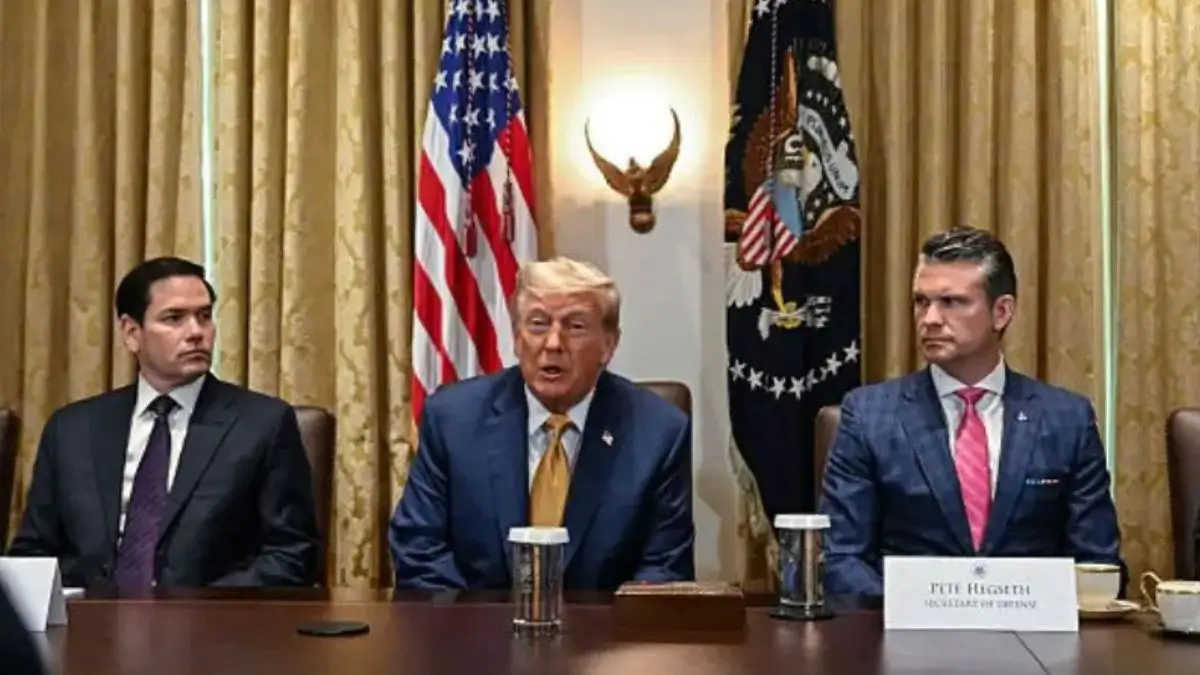 Trump’s Large-Print Talking Points Still Don’t Save Him — He Starts Mixing Up His Words, Then Suddenly Blurts Out a Shot at a World Leader as Pete Hegseth’s Reaction Completely Hijacks the Moment