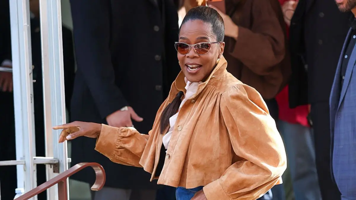 ‘She Been Waddling’: Oprah Winfrey Pushes Back After Viral Clip of Her Slow Walk Sparks Concern as Fans Zoom In on One Strange Detail