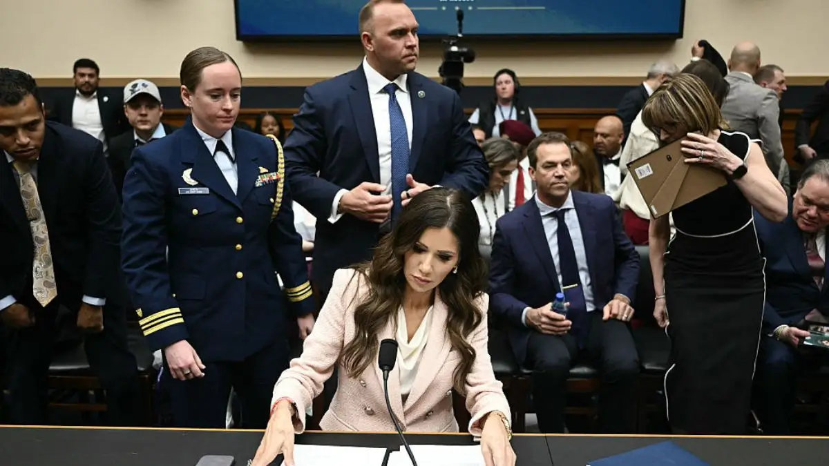 ‘The Look on Her Face…’: Kristi Noem Freezes as Senator Flashes Photo of the Jet’s ‘Bedroom’ Amid Rumored Affair — Fans Zoom In on Her Husband Sitting Right Behind Her