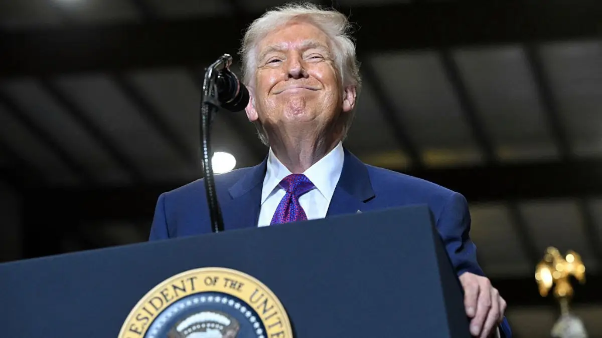 Trump Thinks He’s Crushing It at His Kentucky Rally — Then the Applause Suddenly Stops Mid-Speech and the Cameras Catch Something Strange in the Background