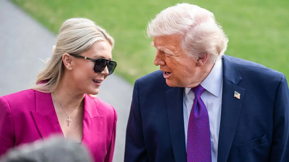 ‘What More Proof Do You Need?’: Trump Sparks Cognitive Decline Concerns After Cameras Capture What Fans Call His Worst Senior Moment Yet — He Suddenly Forgets Who Karoline Leavitt Is