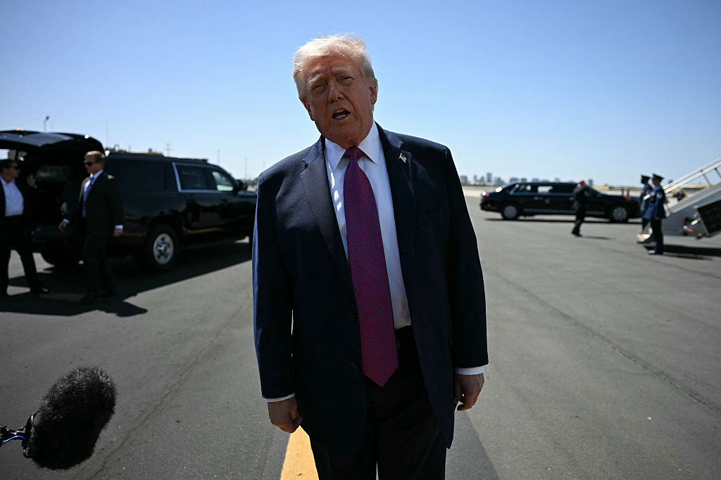 ‘What a Freaking Waste’: Trump’s Reflecting Pool Makeover Goes Off the Rails After Viral Videos Expose Uneven Paint, Rushed Work, and One Costly Mistake Nobody Thought Through