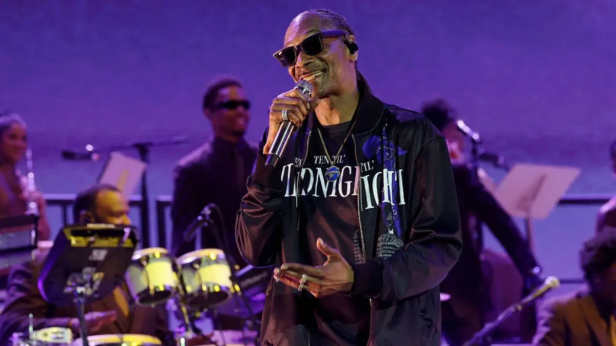 ‘Nooooooo’: Snoop Dogg Goes Too Far with ‘Inappropriate’ Stage Dance, but One Background Detail Has People Asking Who Signed Off on This