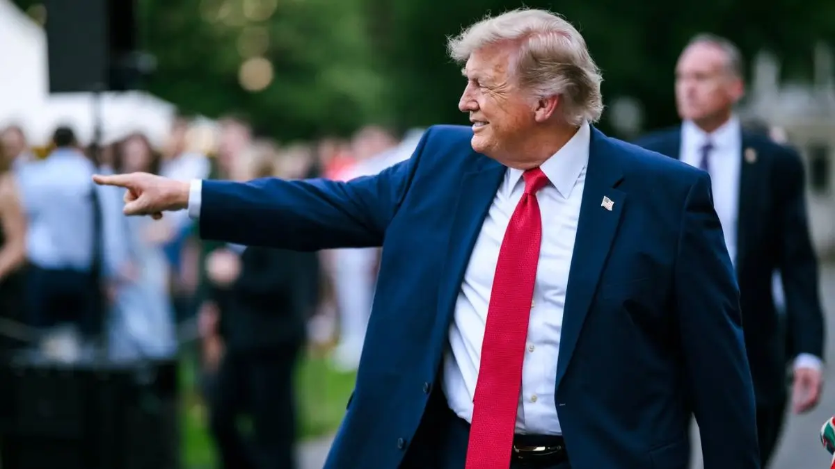 ‘Huh?’: Trump’s Small Talk with Worker Turns Into an Unexpected Roast After He Drops a Bizarre Question About the Man’s Family