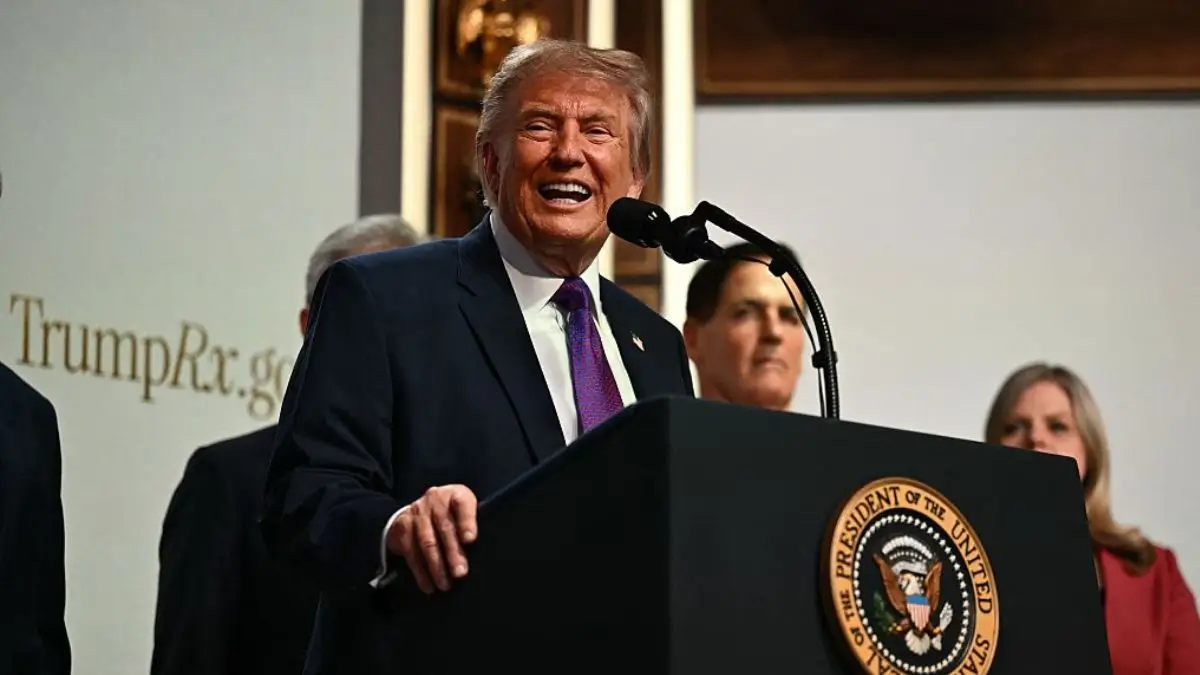 ‘What Is That? Ewwww’: Trump Locks Eyes with Reporter on Air Force One In Brutal Snapshot That Leaves People Gagging