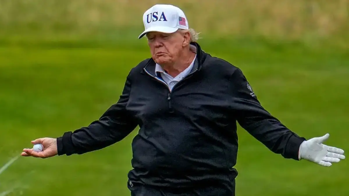 Donald Trump Gifts Golf Resort Worker Photo of Himself for 16 Years of Service, Prompting Fans to Zoom in on His Hand Donald Trump Gifts Golf Resort Worker Photo of Himself for 16 Years of Service, Prompting Fans to Zoom in on His Hand