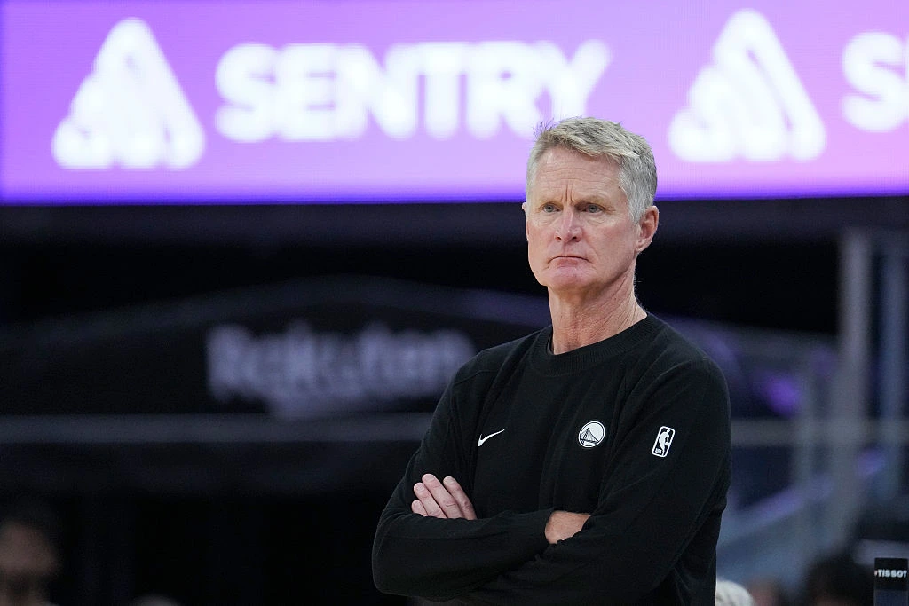 Warriors Coach Steve Kerr Looks Visibly Confused After Spotting His Look-Alike, Then the Two Lock Eyes In a Bizarre Stare-Off