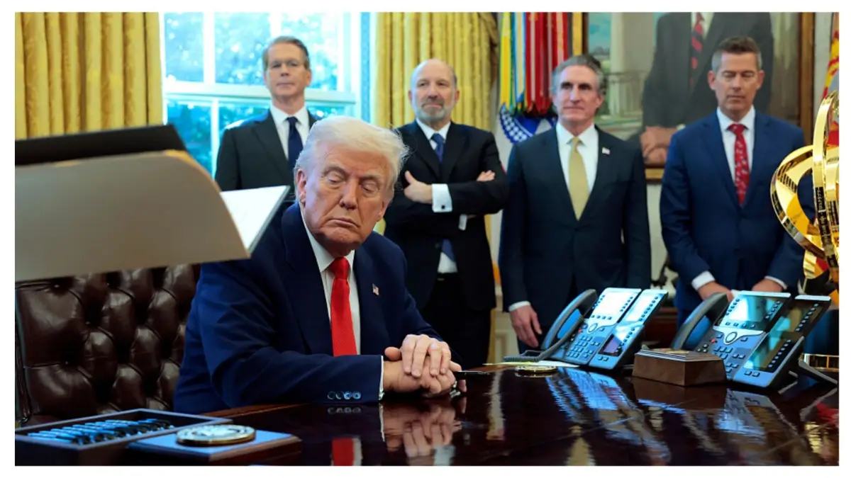 A Sleepy Trump Suddenly Snaps Awake at the Mention of a Political Rival — and What He Does Next Has the Internet In Shambles A Sleepy Trump Suddenly Snaps Awake at the Mention of a Political Rival — and What He Does Next Has the Internet In Shambles