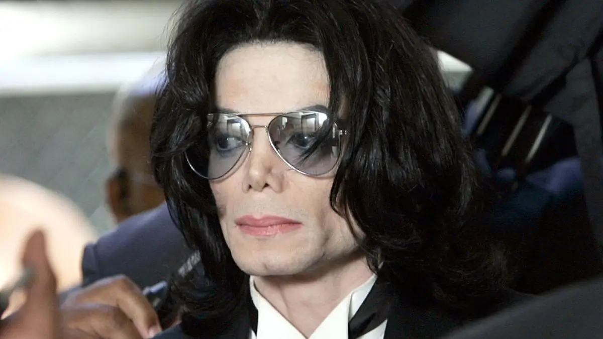 Michael Jackson is caught in the crosshairs of the latest Donald Trump scandal, but, unlike the president, a former employee is speaking out in his